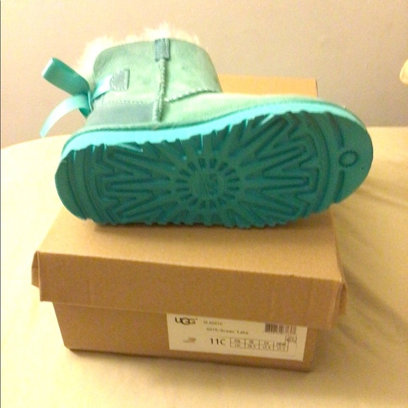 Little Girl Ugg Boots - Picture 2 of 4